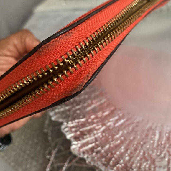 Henri Bendel Zip around wallet! EUC! - Picture 12 of 16